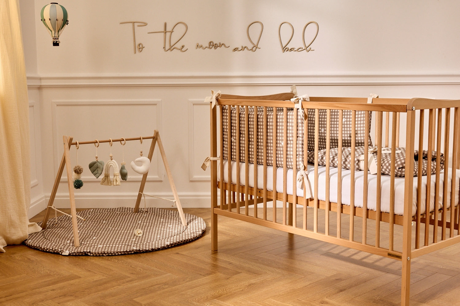 Détail du lit bébé George 60x120 cm naturel