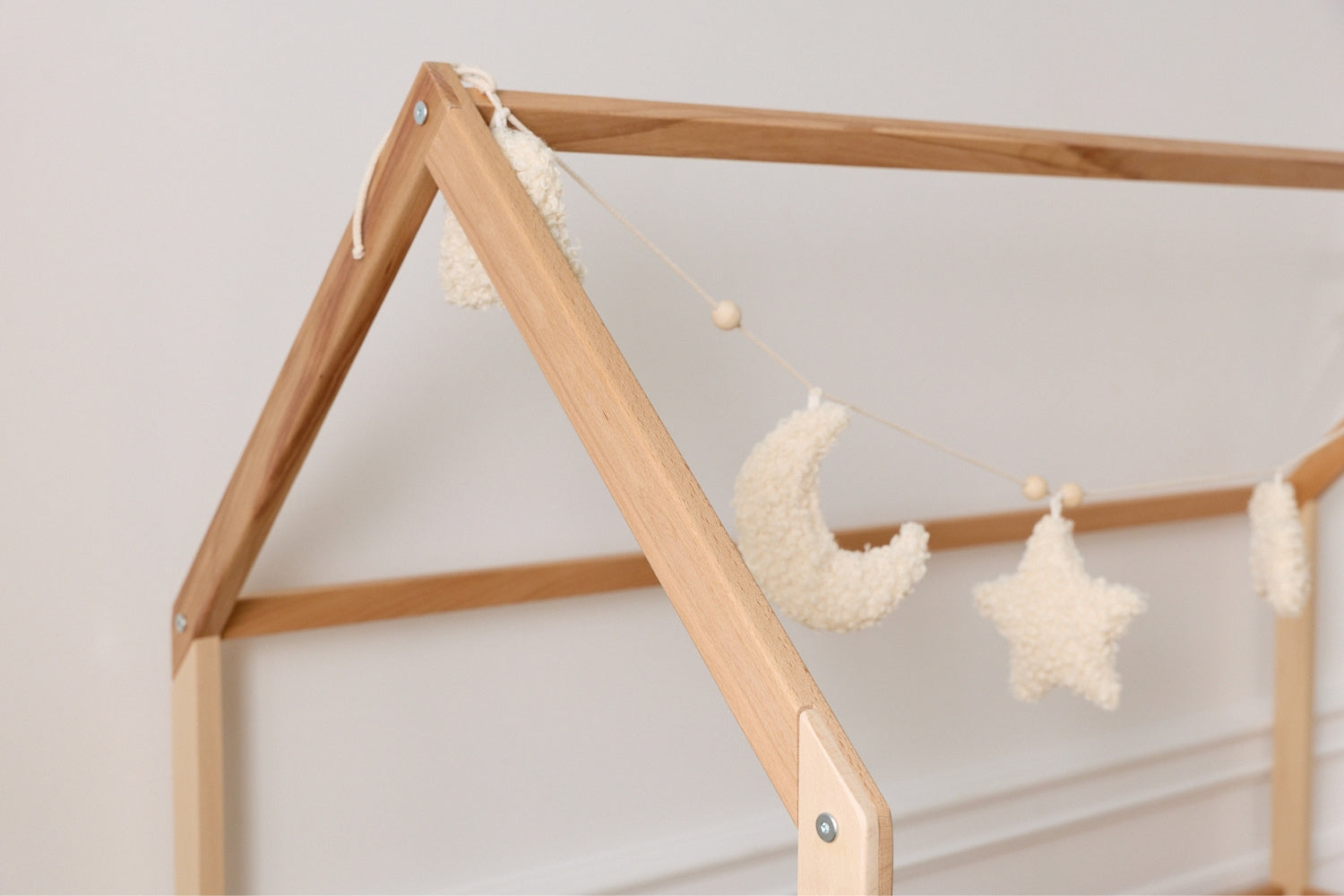 Lit bébé cabane Emma en bois naturel